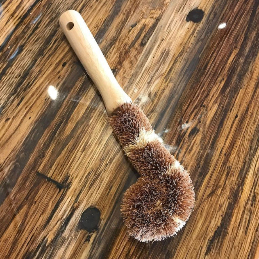 OTB Refills bamboo dishwashing and bottle brush with a curl-shaped beech wood handle for effective cleaning.