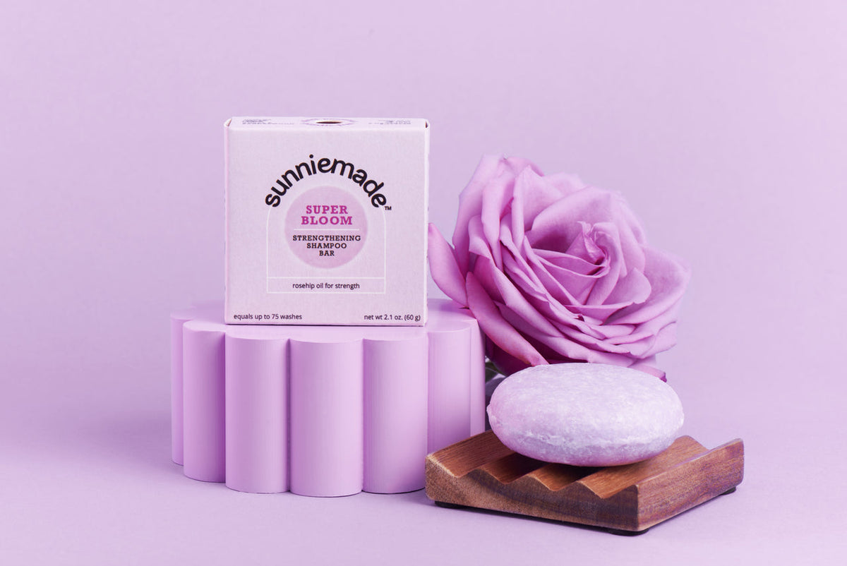 Sunniemade shampoo bar with natural ingredients, showing a reusable metal tin and the bar's textured surface.