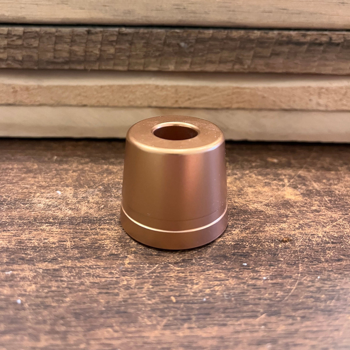 Ningbo Haward Razor metal stand holding a safety razor with a sleek, modern design for grooming accessories.