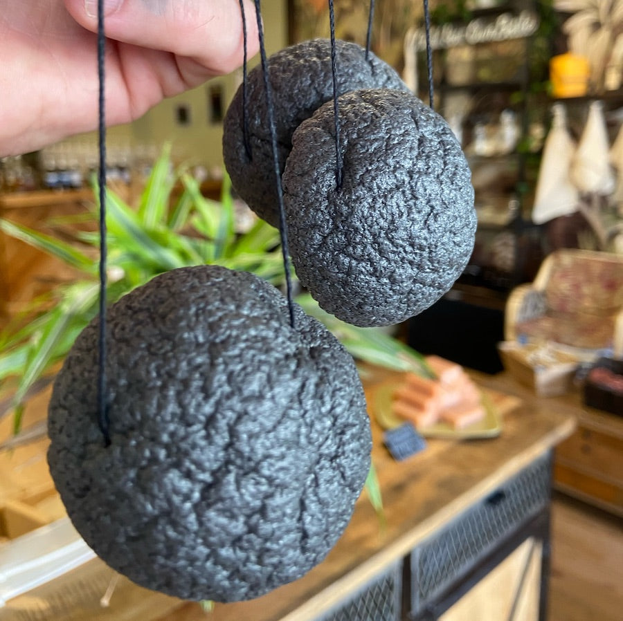 LUNA Charcoal Facial Sponge by No Tox Life, soft black cleansing sponge with charcoal for gentle facial exfoliation and deep pore cleansing.